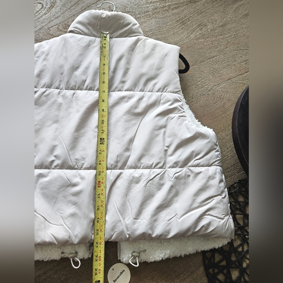 Puffer/ Sherpa Reversible Cropped Vest, Size: XL - Picture 6 of 10